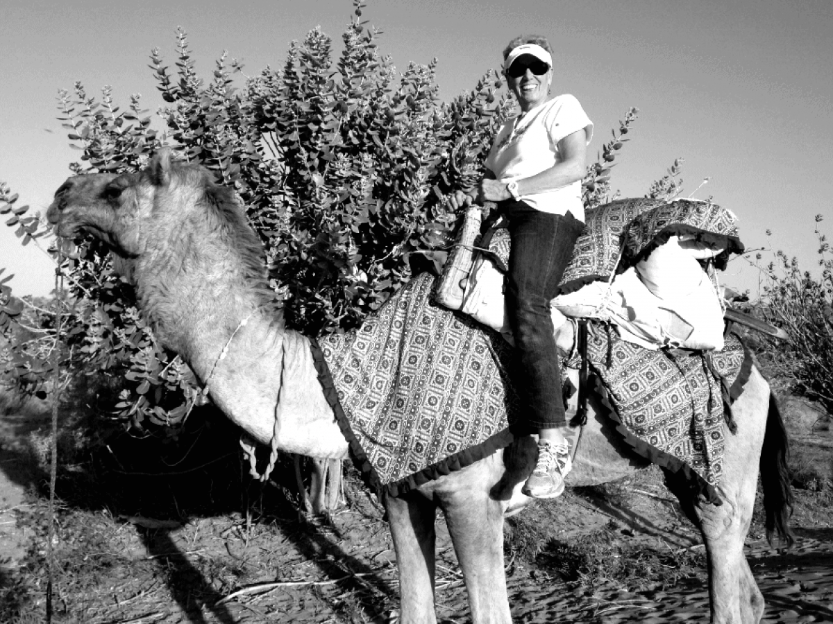 Bárbara montando un camello en la India