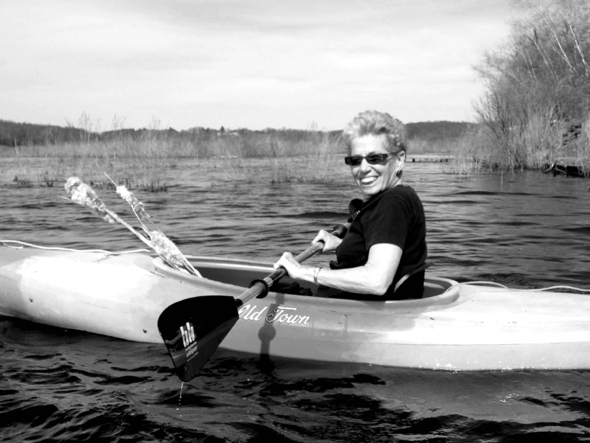 Barbara navega en Kayak