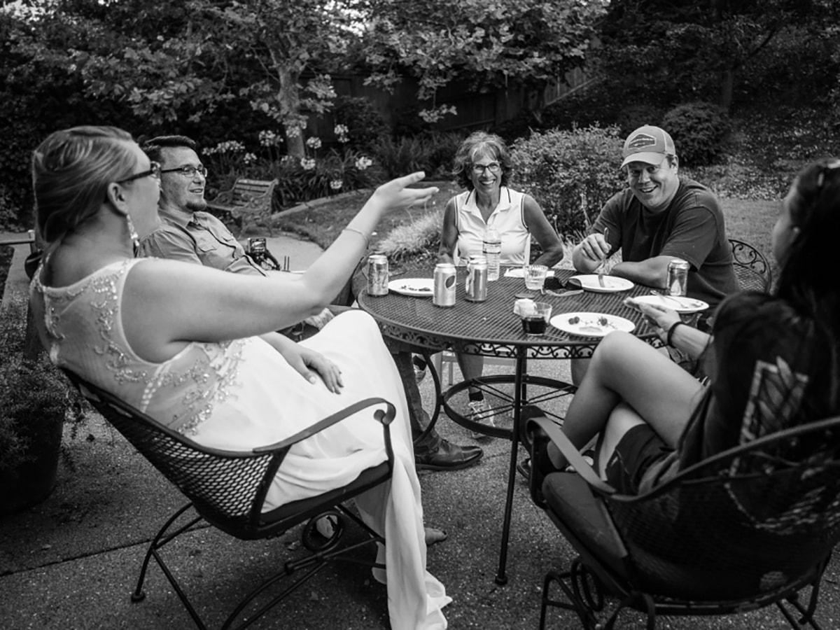 Judi con amigos en su jardín