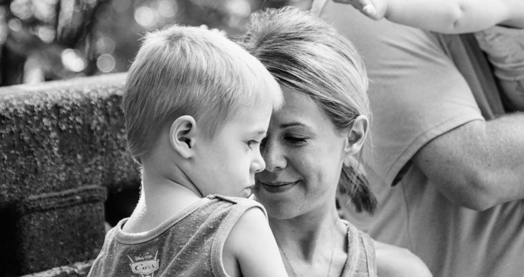 Madre joven con su hijo