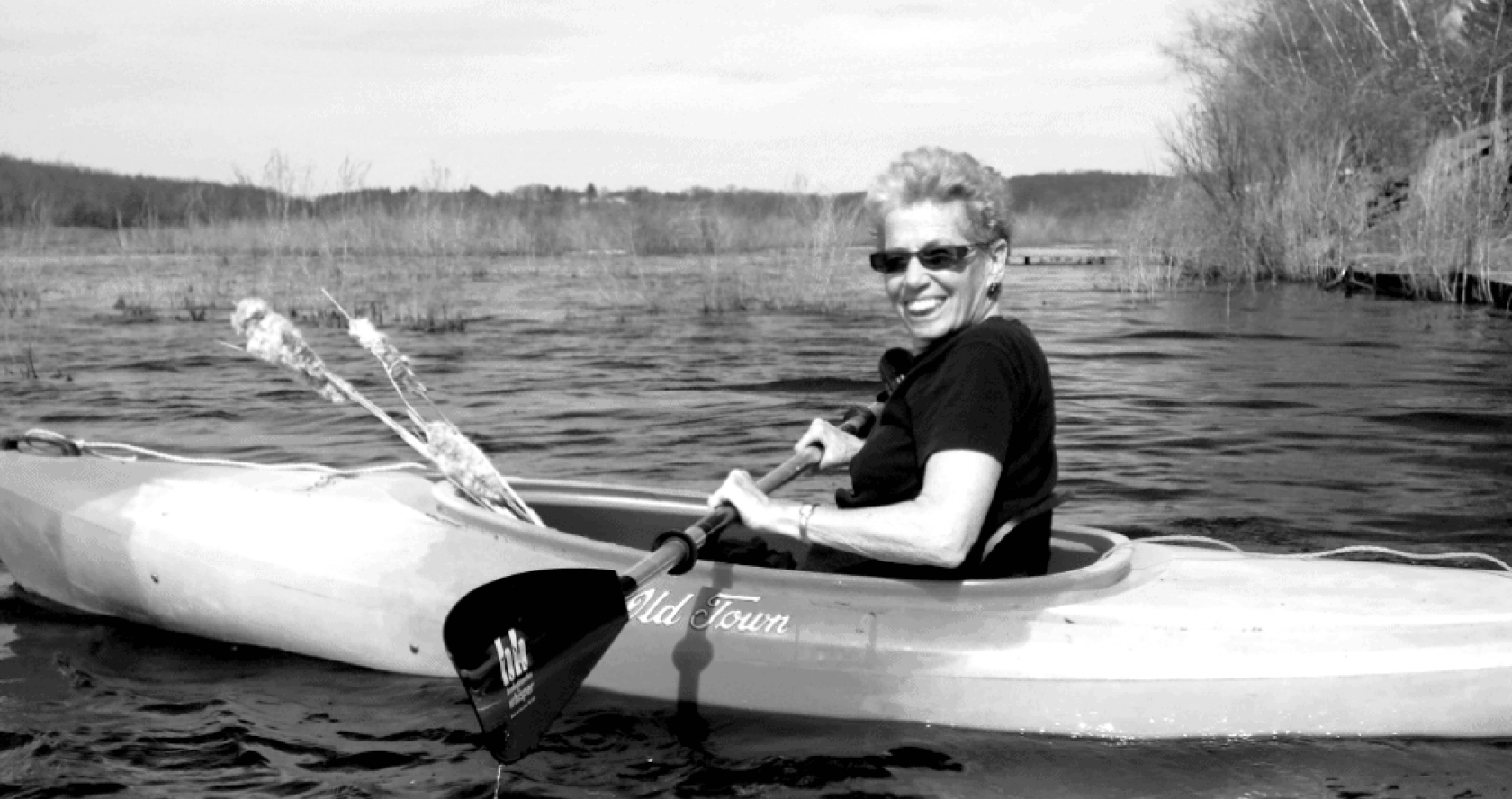 Barbara navega en Kayak