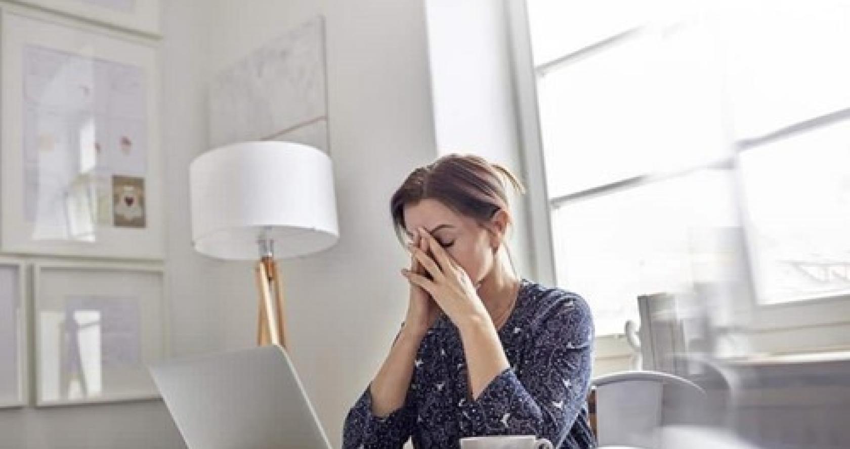 Mujer cansada delante de un portatil