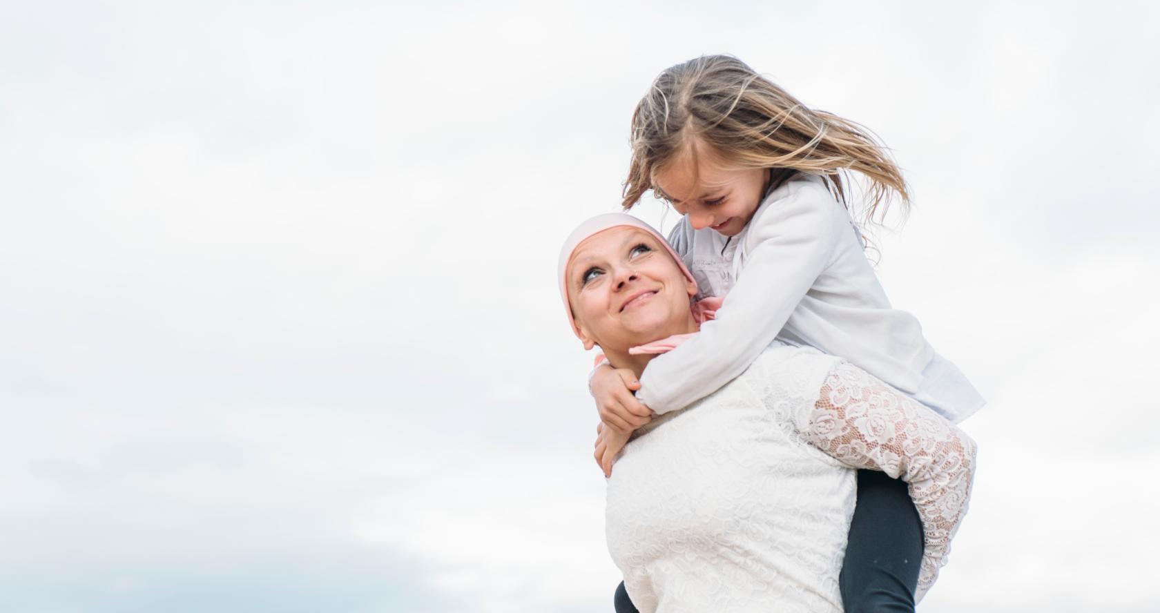 Mujer con niña sobre los hombros