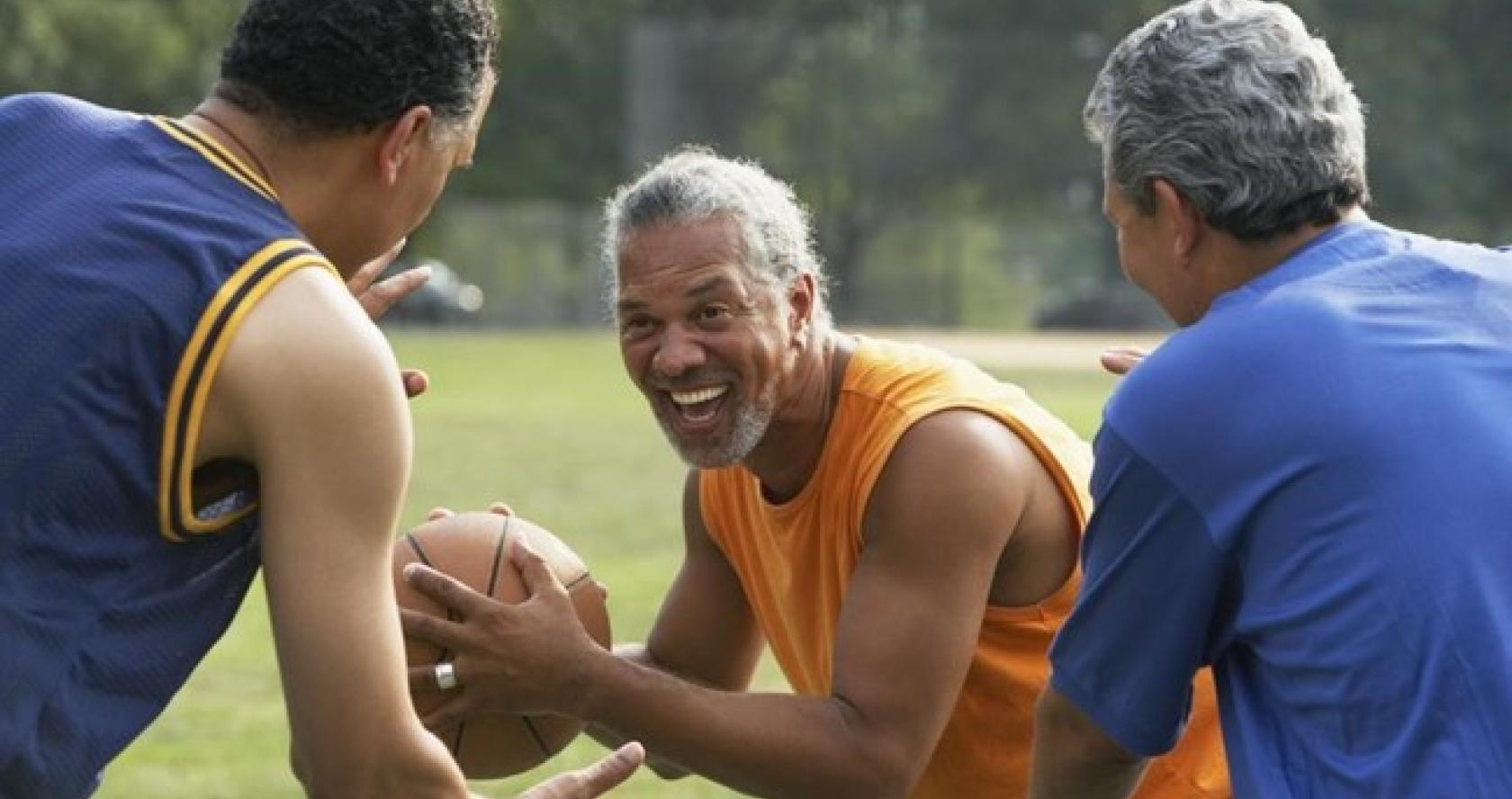 Personas maduras jugando al baloncesto 
