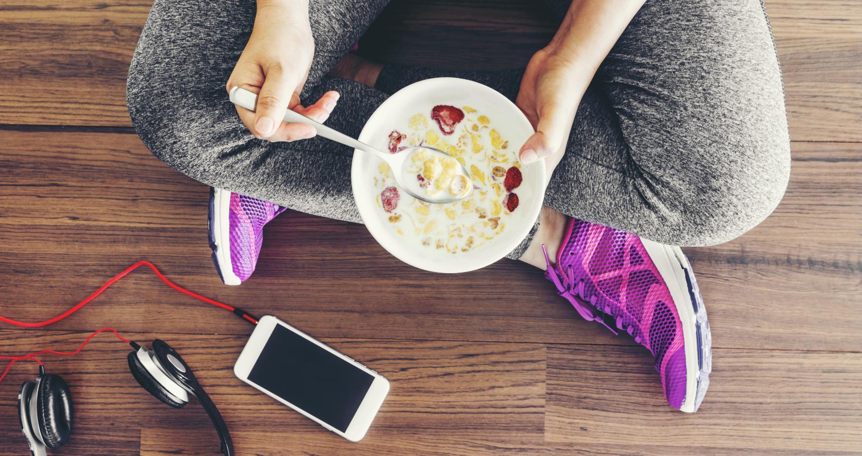Mujer sentada con un plato de comida entre las piernas