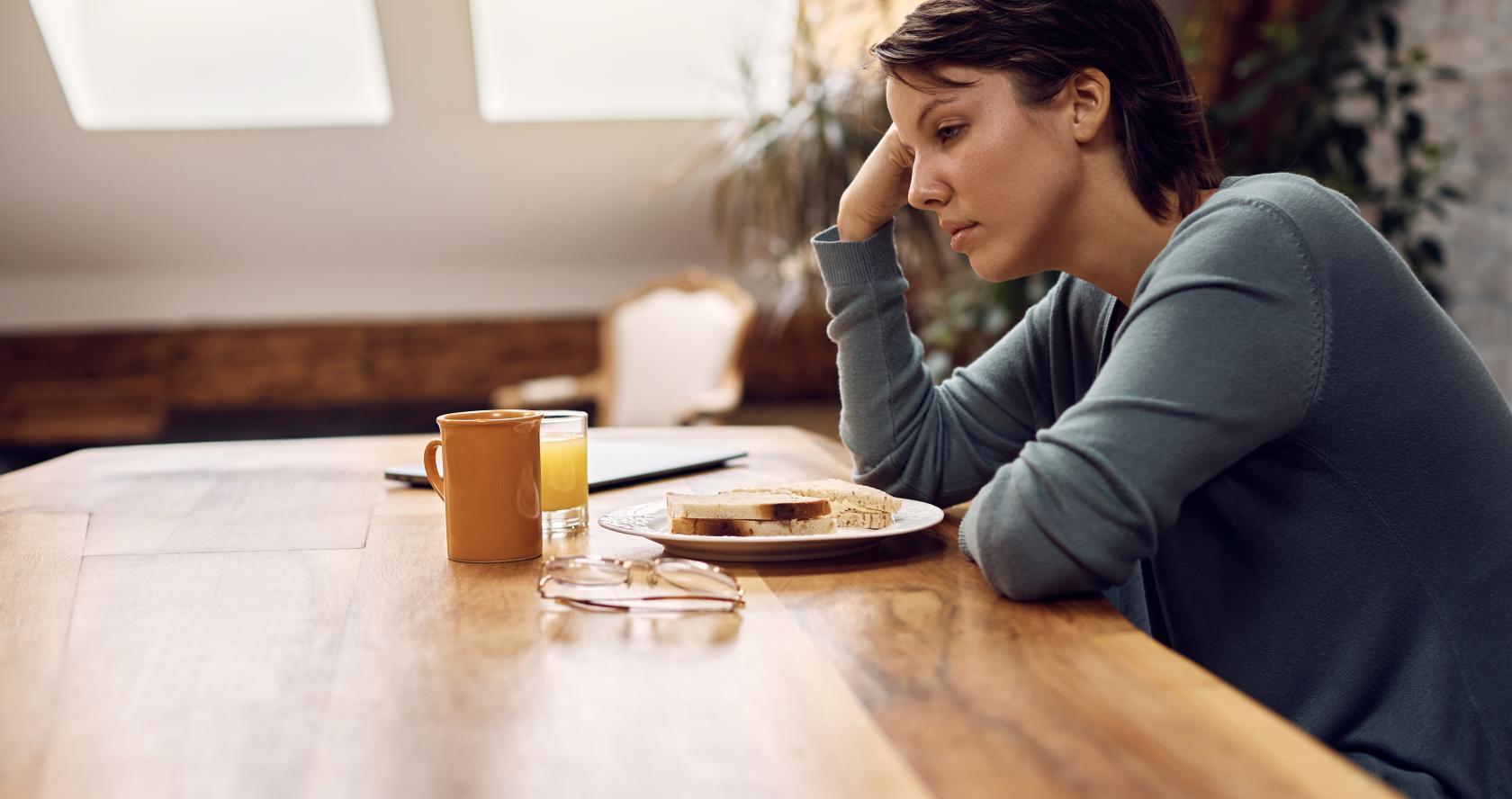 Mujer frente a un plato comida
