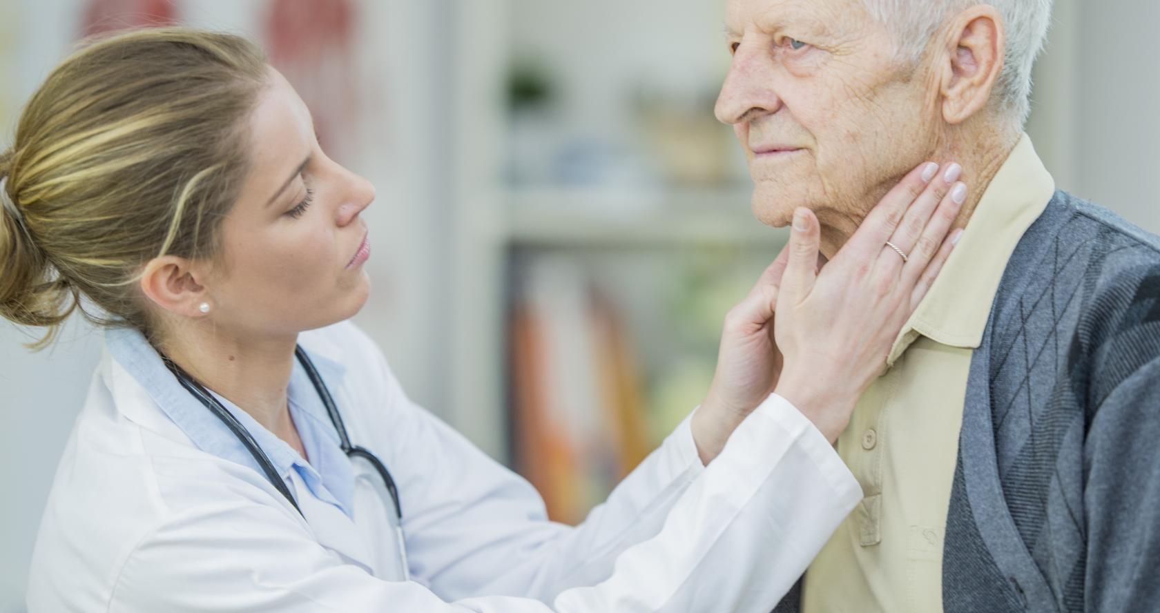 doctora revisando paciente