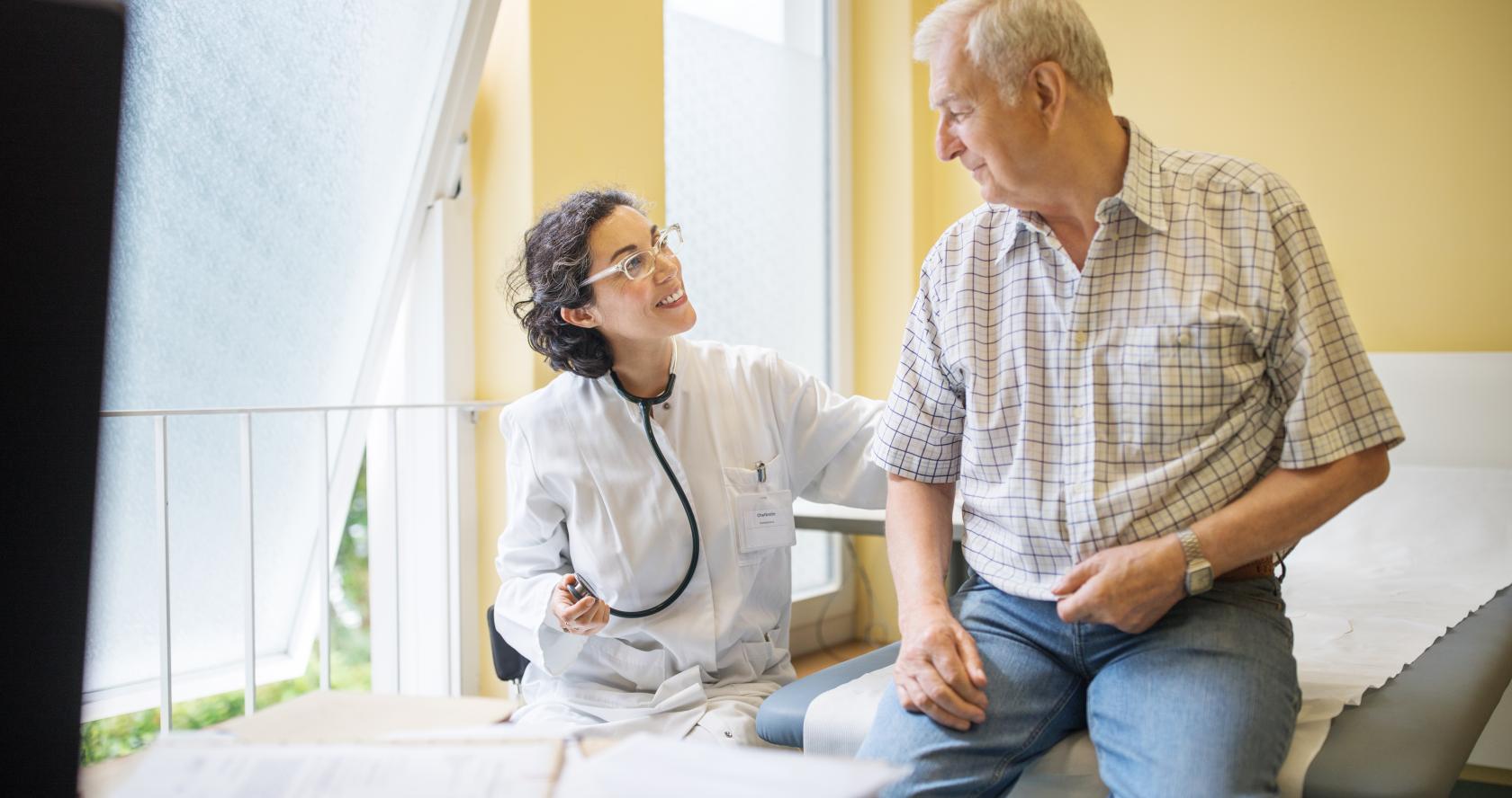 Paciente en camilla tratado por doctora