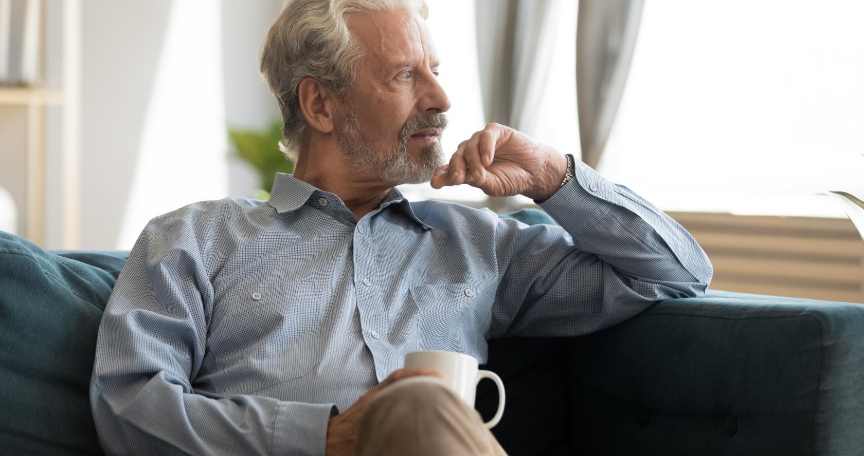 Persona con cafe mirando al horizonte