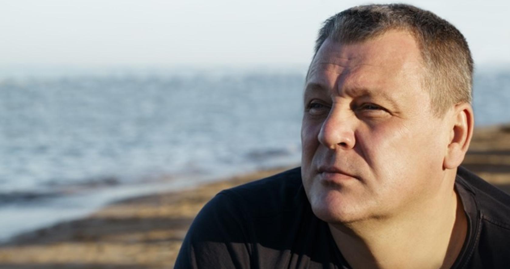 Persona en el mar mirando el horizonte