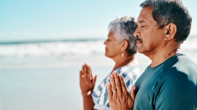 Mujer y hombre adultos hacienda yoga para manejar el estrés