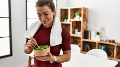 mujer comiendo una ensalada