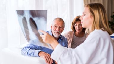 Una persona viendo una radiografia junto a una doctora