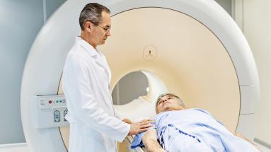 Un doctor junto a un paciente haciendo pruebas médicas