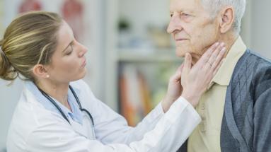 doctora revisando paciente