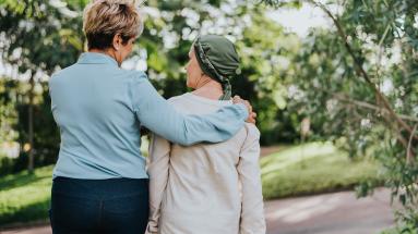 Mujer acompañando a paciente de cáncer de mama