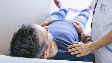 Paciente en camilla revisado por un médico