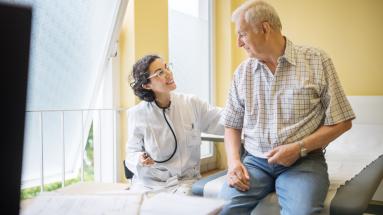 Paciente en camilla tratado por doctora