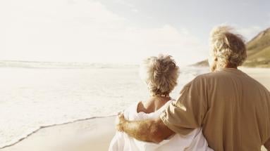 Dos personas abrazadas mirando el ma