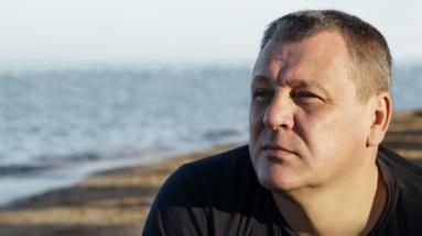 Persona en el mar mirando el horizonte