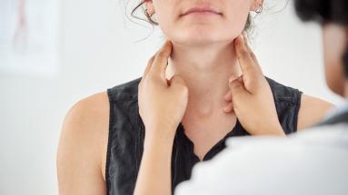 Doctora examinando el cuello a una paciente