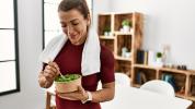 mujer comiendo una ensalada