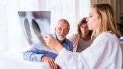 Una persona viendo una radiografia junto a una doctora