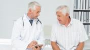 Un doctor junto a un paciente tomando notas