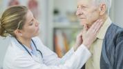 doctora revisando paciente
