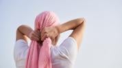 Mujer con pañuelo rosa 