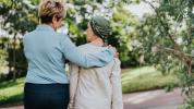 Mujer acompañando a paciente de cáncer de mama