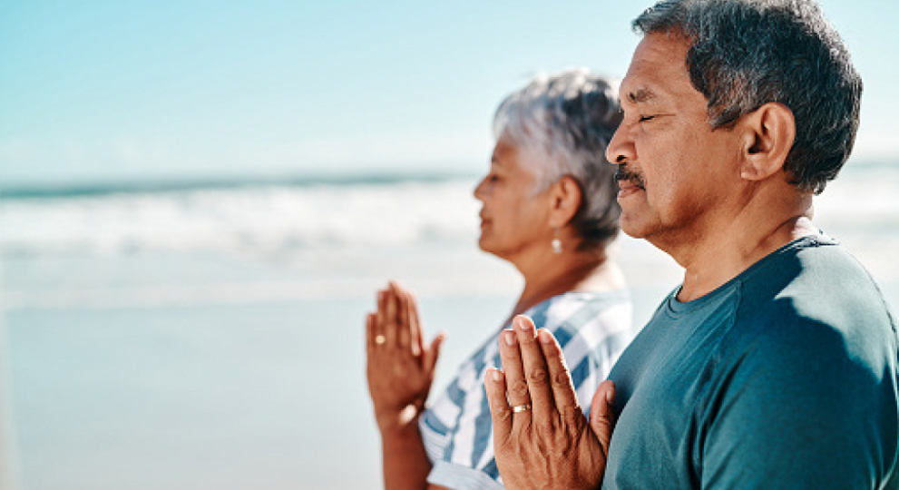 Mujer y hombre adultos hacienda yoga para manejar el estrés