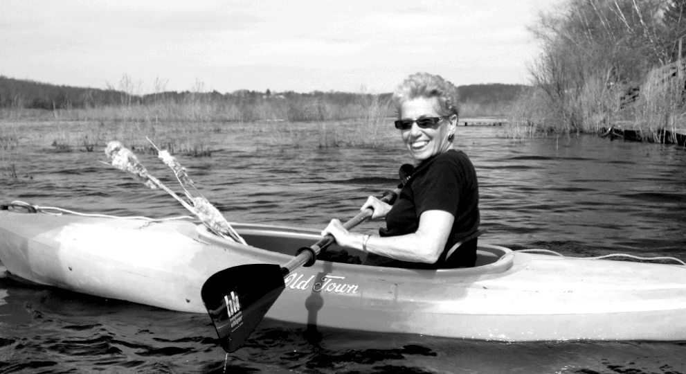 Barbara navega en Kayak