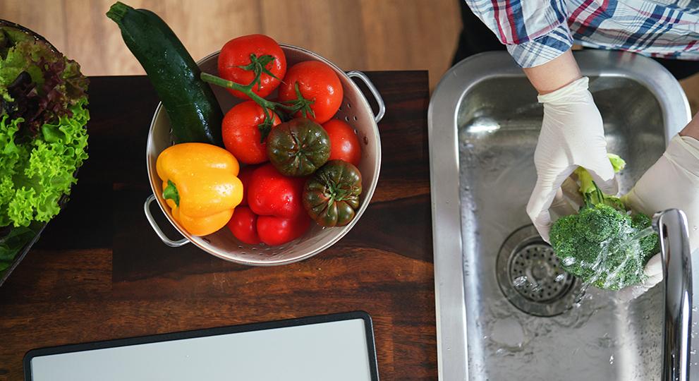 Consejos para lavar correctamente las frutas y verduras para reducir el  riesgo de infección