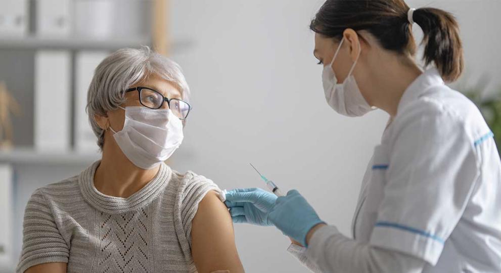 Enfermera aplicando una inyección a una persona