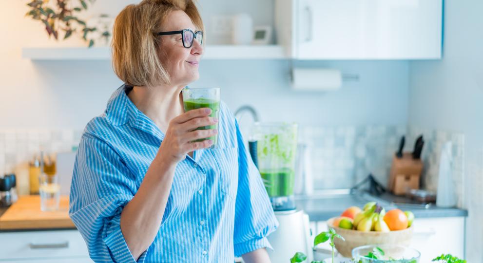 Mujer tomando zumo de verdura