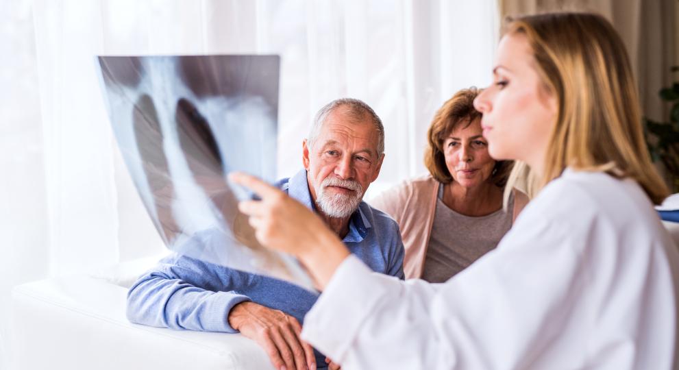 Una persona viendo una radiografia junto a una doctora