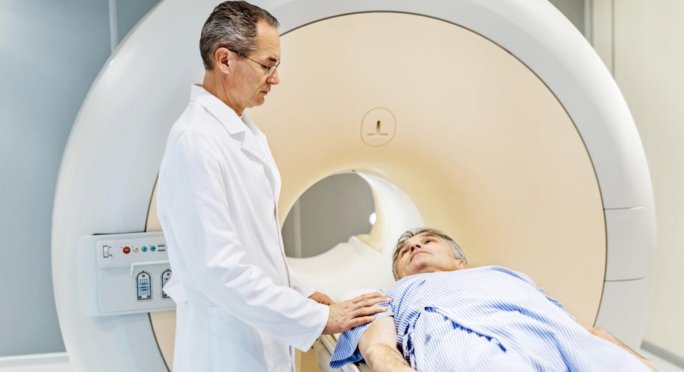 Un doctor junto a un paciente haciendo pruebas médicas