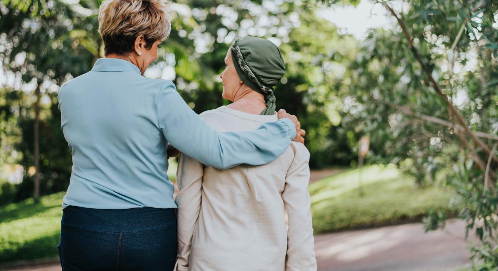 Mujer acompañando a paciente de cáncer de mama
