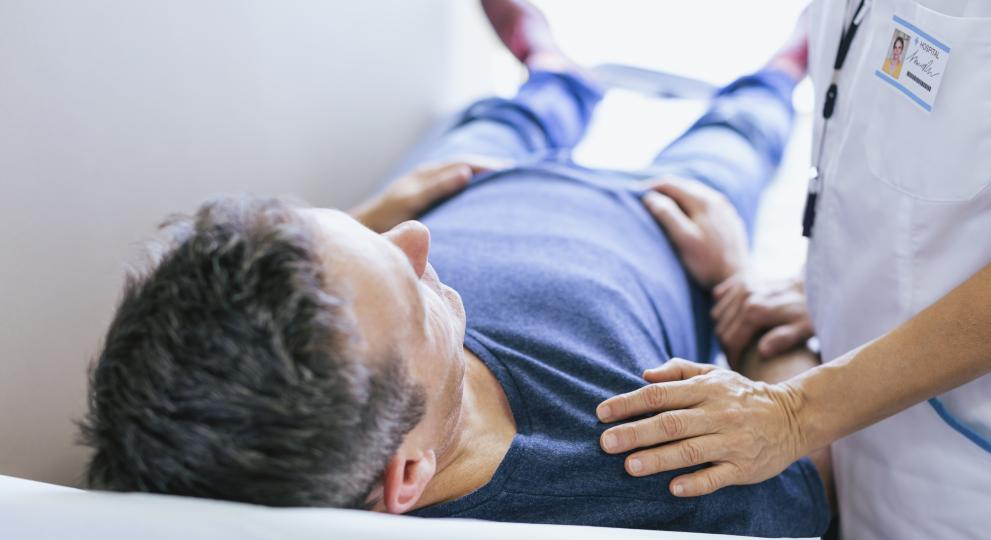 Paciente en camilla revisado por un médico