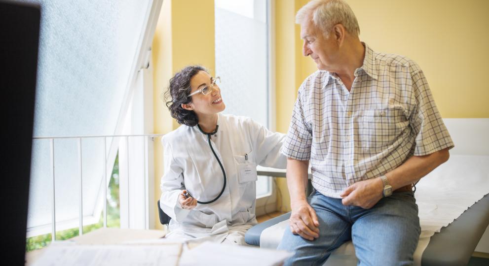 Paciente en camilla tratado por doctora