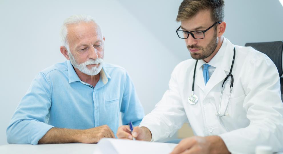 Un paciente junto a su médico