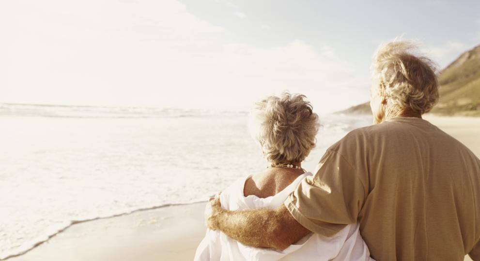 Dos personas abrazadas mirando el ma